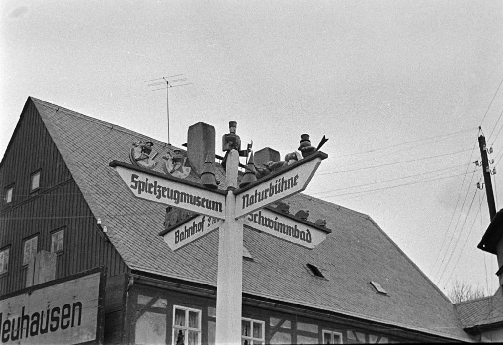DDR-Fotoarchiv: Neuhausen/Erzgebirge - Wegweiser - Schilder in Neuhausen/Erzgebirge in der DDR
