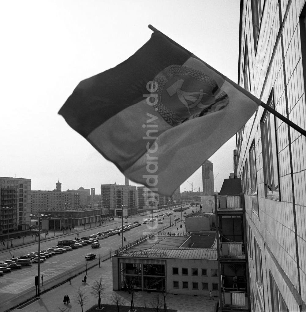 DDR-Fotoarchiv: Berlin - Wehende DDR-Flagge am Fenster in Berlin