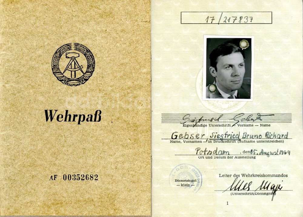 DDR-Bildarchiv: Potsdam - Wehrpaß - Wehrdienstausweis der Nationalen Volksarmee ausgestellt in Potsdam in Brandenburg in der DDR