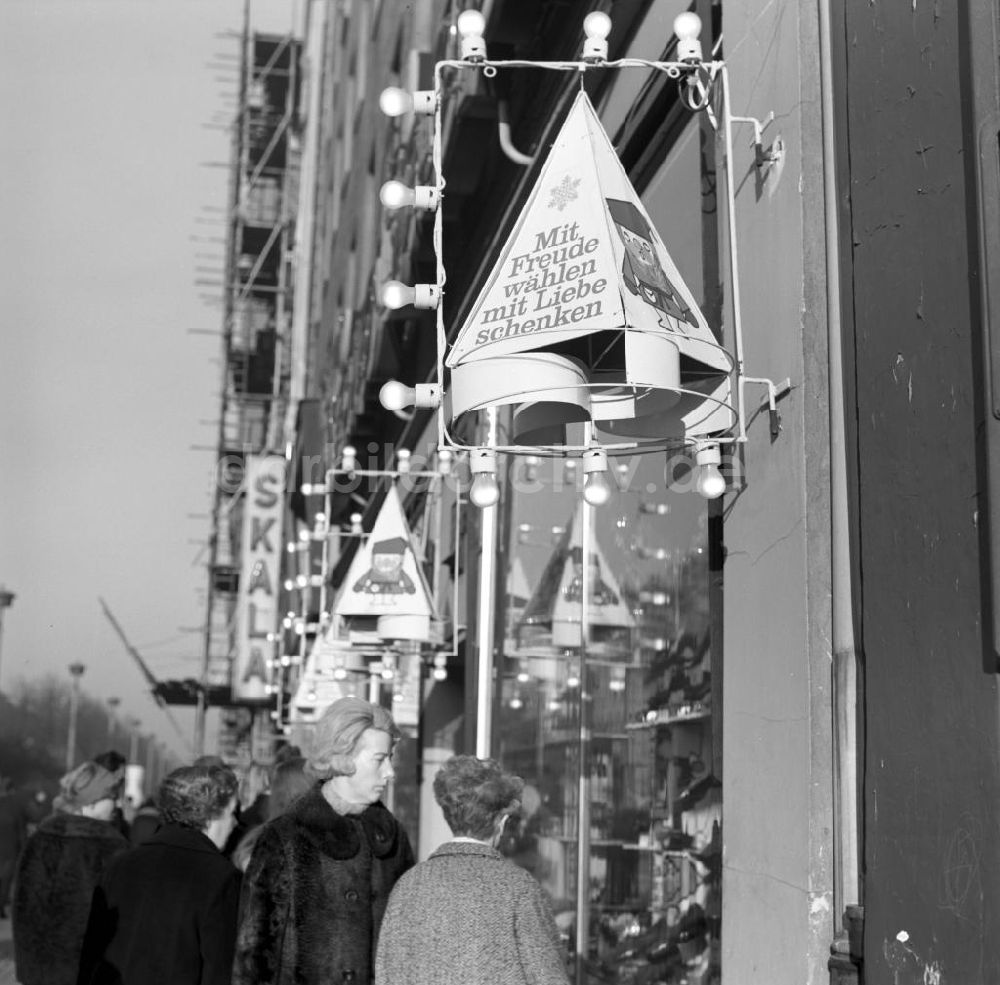 DDR-Bildarchiv: Berlin - Weihnachten in der Schönhauser Allee, Berlin 1968