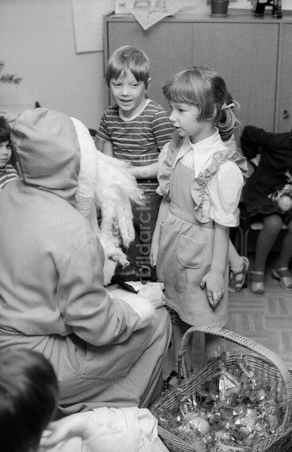 Berlin: Weihnachtsfeier im Kindergarten in Berlin, der ehemaligen Hauptstadt der DDR, Deutsche Demokratische Republik