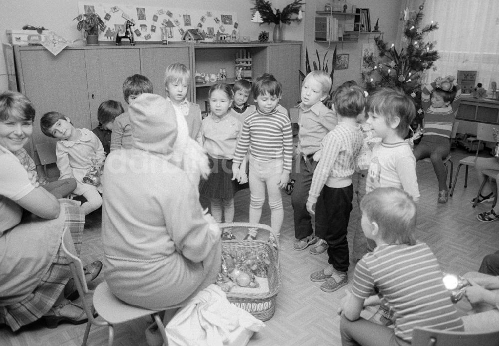 DDR-Bildarchiv: Berlin - Weihnachtsfeier im Kindergarten in Berlin, der ehemaligen Hauptstadt der DDR, Deutsche Demokratische Republik