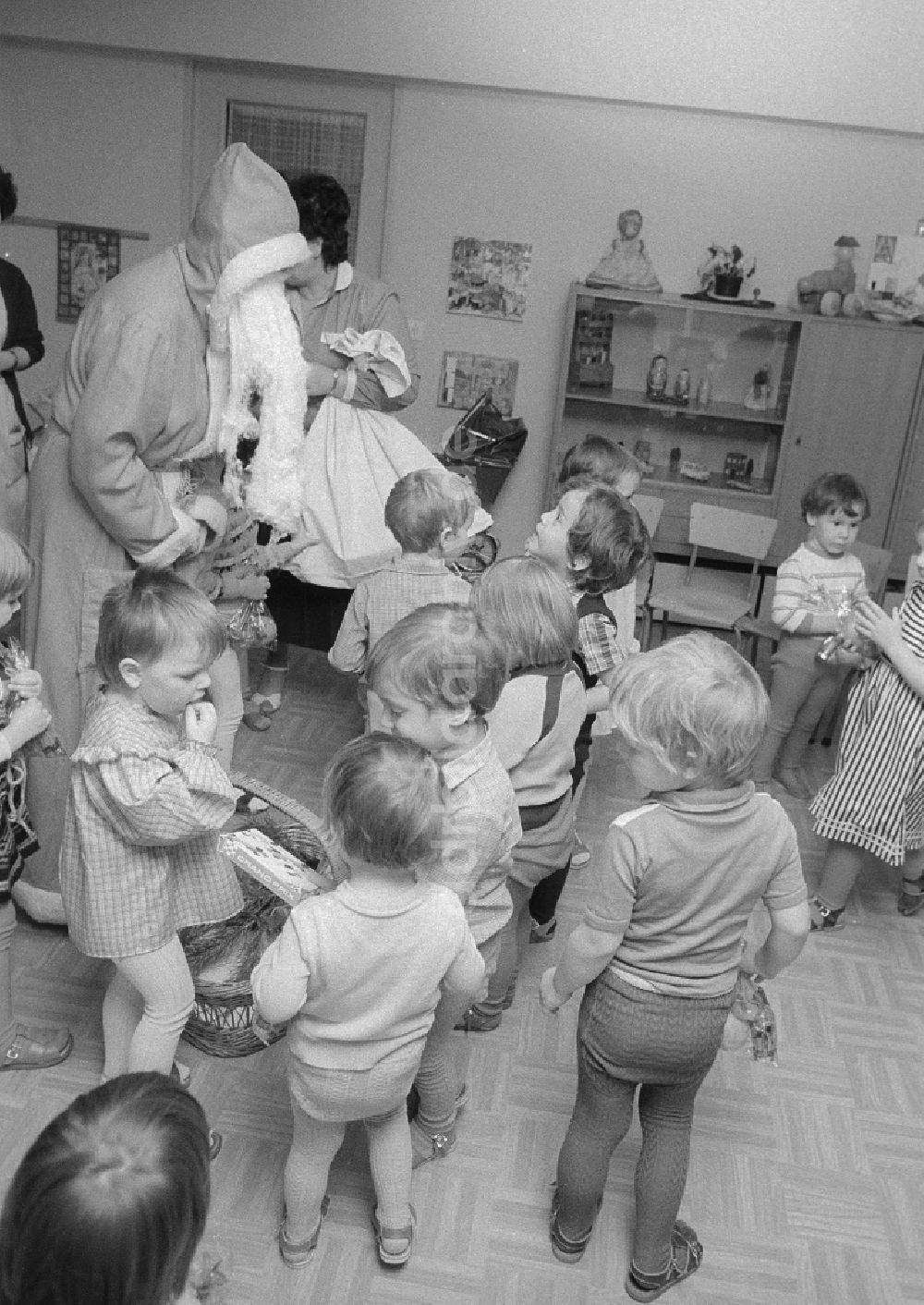 DDR-Bildarchiv: Berlin - Weihnachtsfeier im Kindergarten in Berlin, der ehemaligen Hauptstadt der DDR, Deutsche Demokratische Republik