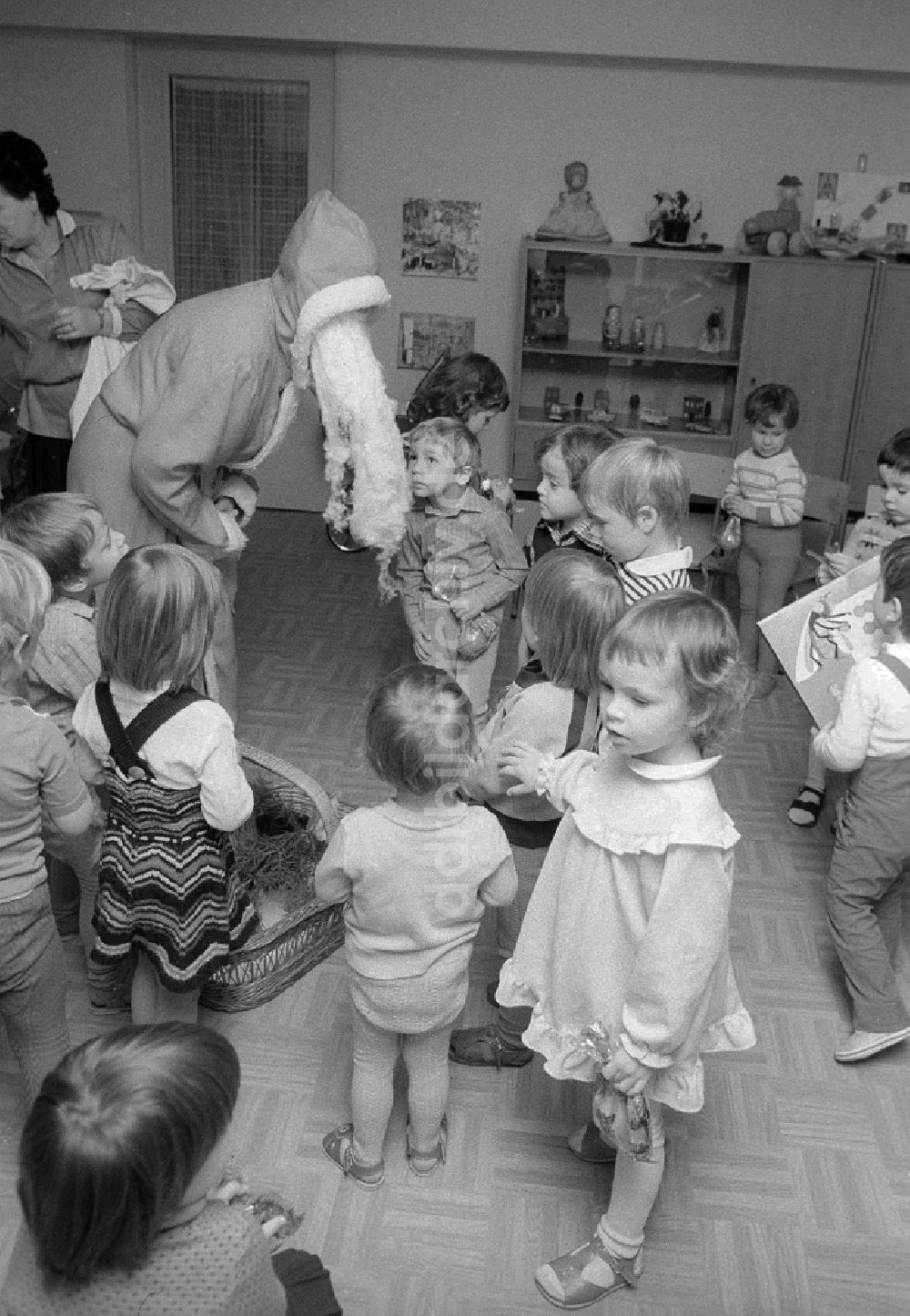 DDR-Fotoarchiv: Berlin - Weihnachtsfeier im Kindergarten in Berlin, der ehemaligen Hauptstadt der DDR, Deutsche Demokratische Republik