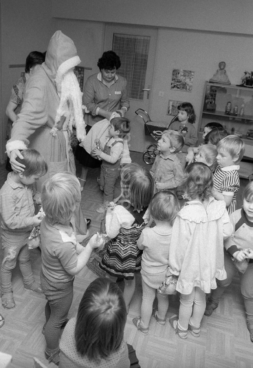 Berlin: Weihnachtsfeier im Kindergarten in Berlin, der ehemaligen Hauptstadt der DDR, Deutsche Demokratische Republik