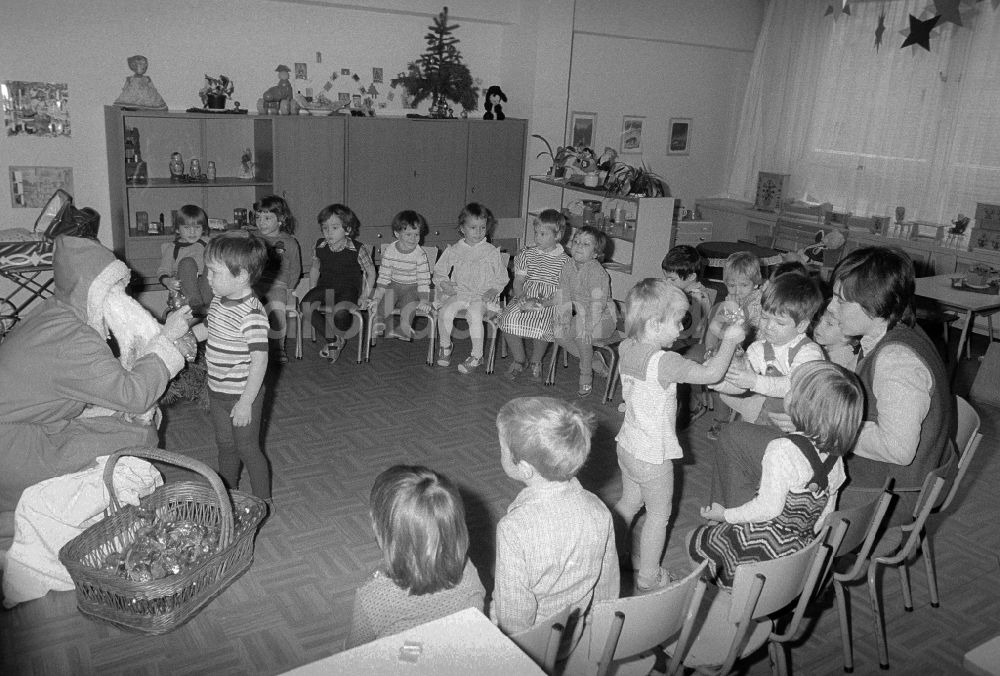 DDR-Fotoarchiv: Berlin - Weihnachtsfeier im Kindergarten in Berlin, der ehemaligen Hauptstadt der DDR, Deutsche Demokratische Republik