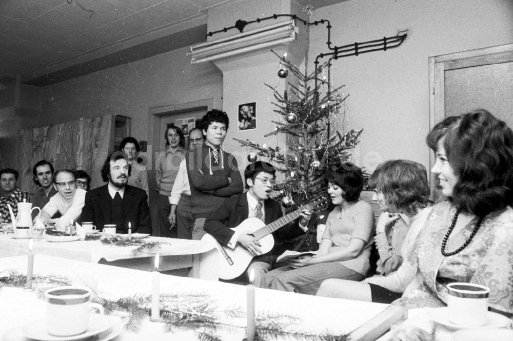DDR-Fotoarchiv: Berlin - Weihnachtsfeier im VEB Messelektronik im Ortsteil Friedrichshain in Berlin, der ehemaligen Hauptstadt der DDR, Deutsche Demokratische Republik