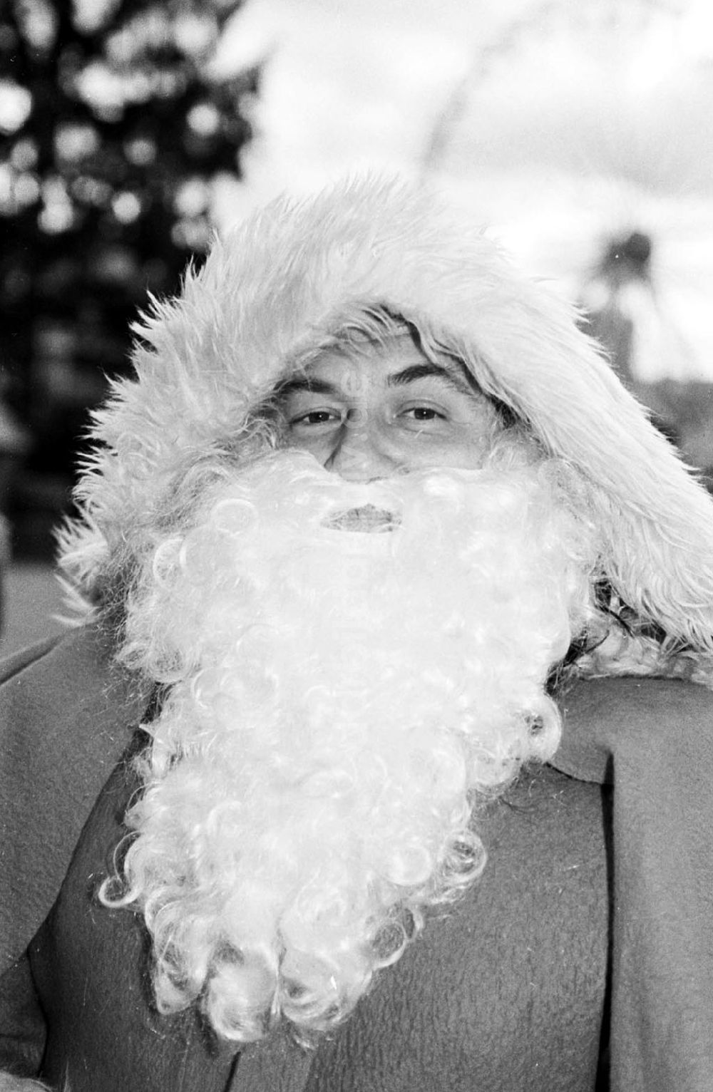 Berlin-Mitte: Weihnachtsmann Knochenlauer vom Marx-Engels-Platz 04.12.92 Foto: ND/Lange Umschlagnummer: 1226