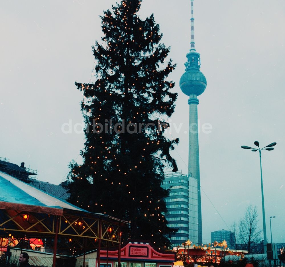 DDR-Fotoarchiv: Berlin - Weihnachtsmarkt in Berlin, der ehemaligen Hauptstadt der DDR, Deutsche Demokratische Republik