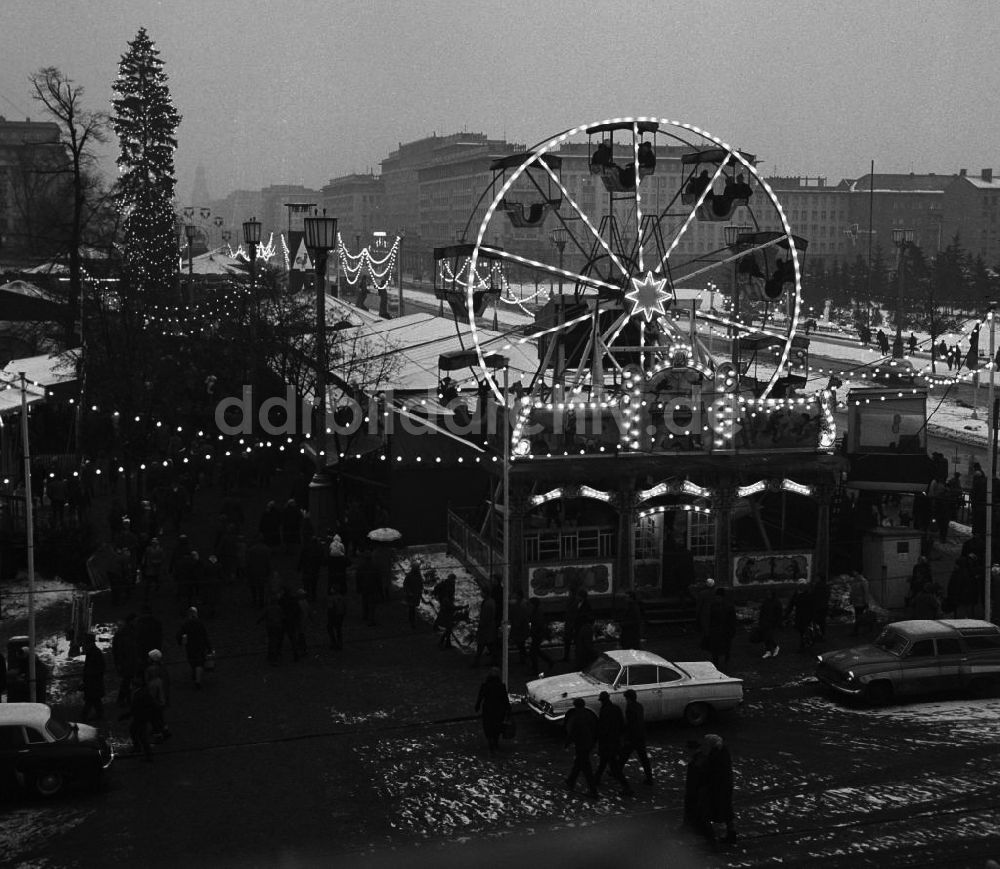 DDR-Fotoarchiv: Berlin - Weihnachtsmarkt am Strausberger Platz in Berlin-Friedrichshain
