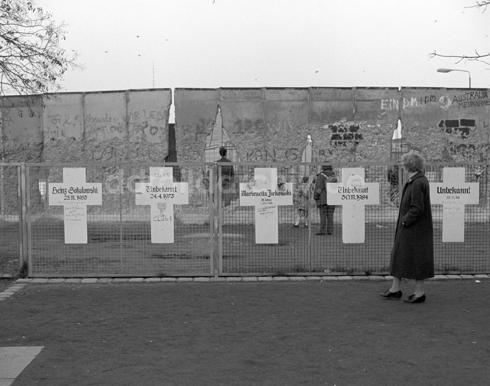 Berlin: Weiße Kreuze an einem Zaun vor der Berliner Mauer in Berlin