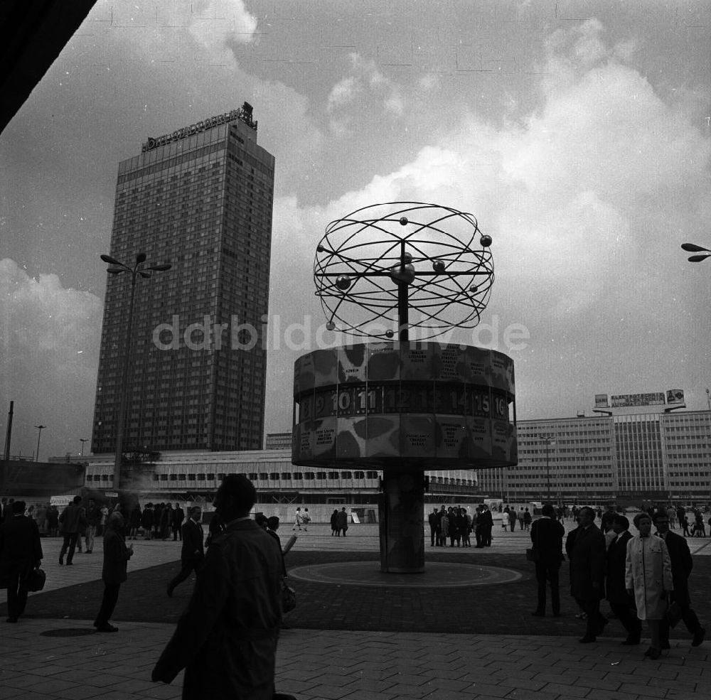 DDR-Bildarchiv: Berlin - Weltzeituhr Alexanderplatz Berlin 1970