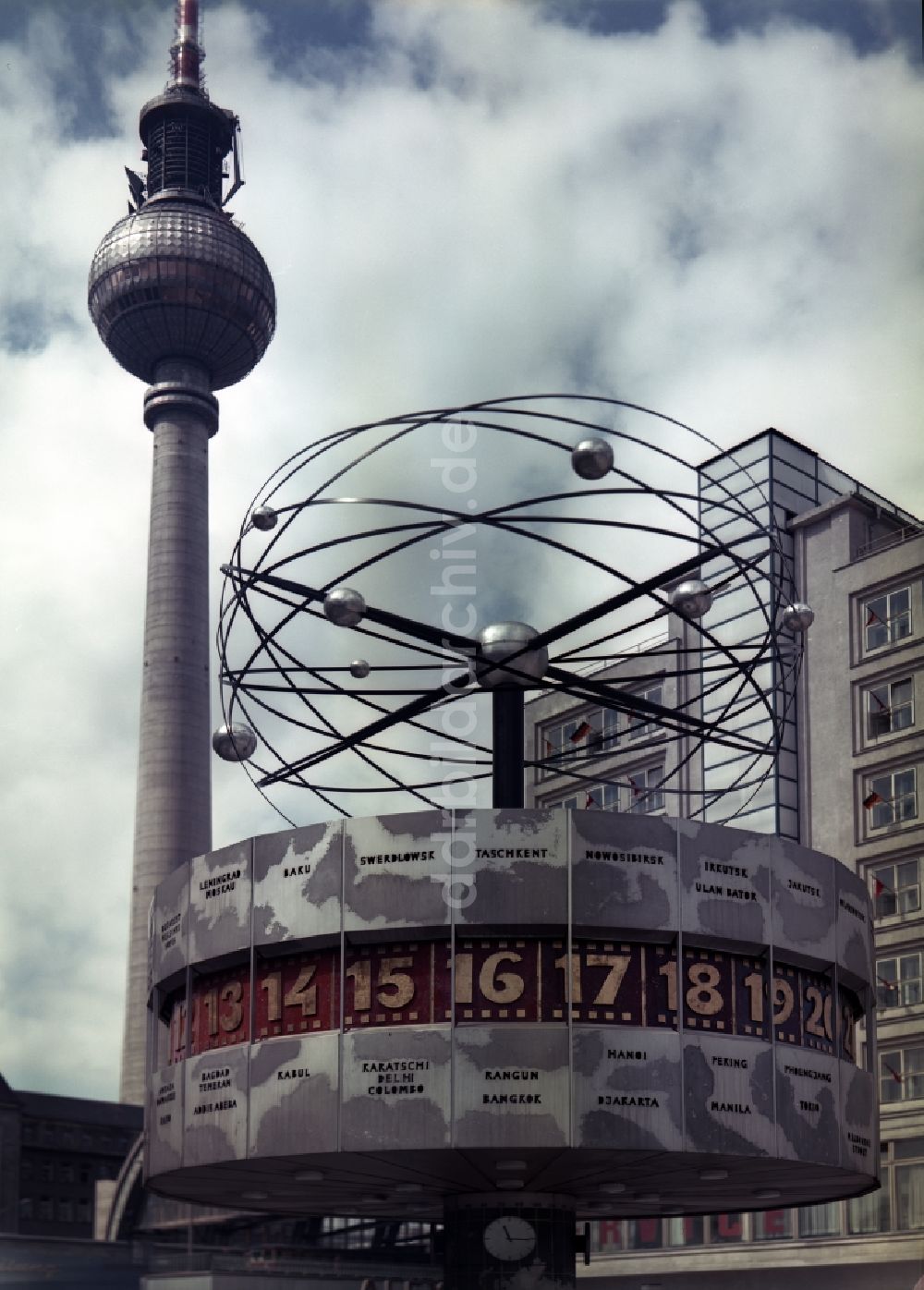 Berlin: Weltzeituhr und Berliner Fernsehturm am Alexanderplatz in Berlin, der ehemaligen Hauptstadt der DDR, Deutsche Demokratische Republik