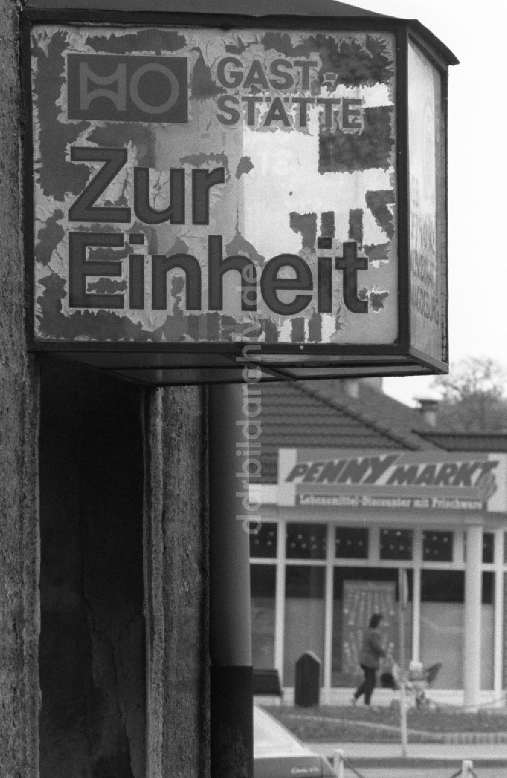Staßfurt: Werbeschild einer ehemaligen HO-Gaststätte Zur Einheit in Staßfurt im Bundesland Sachsen-Anhalt auf dem Gebiet der ehemaligen DDR, Deutsche Demokratische Republik