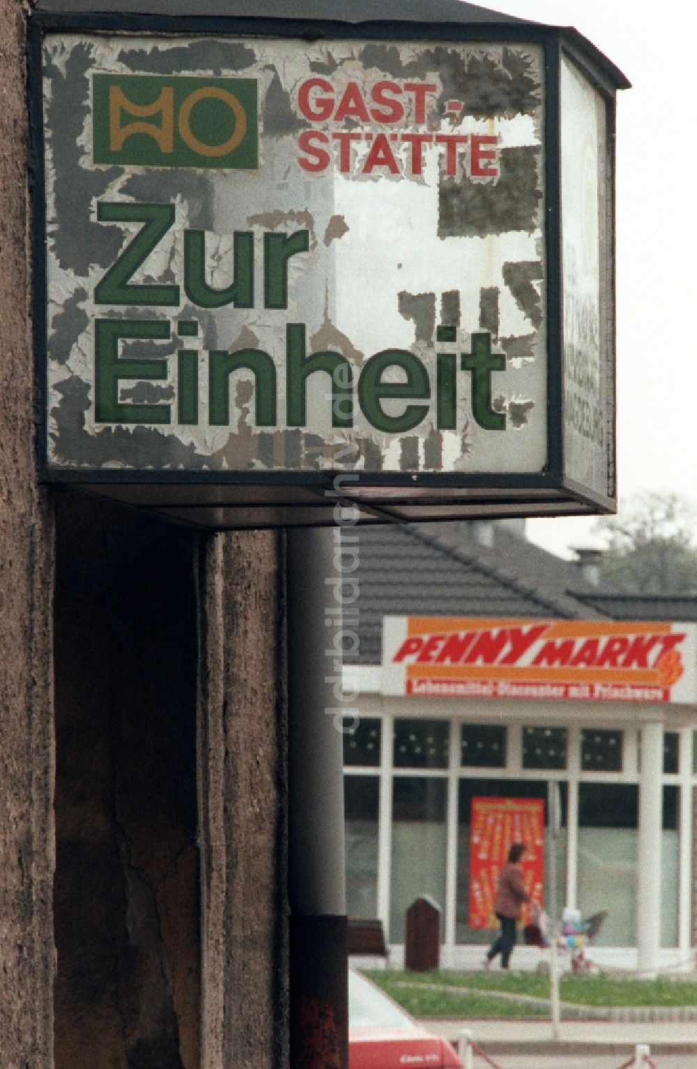 DDR-Fotoarchiv: Staßfurt - Werbeschild einer ehemaligen HO-Gaststätte Zur Einheit in Staßfurt in Sachsen-Anhalt in der DDR