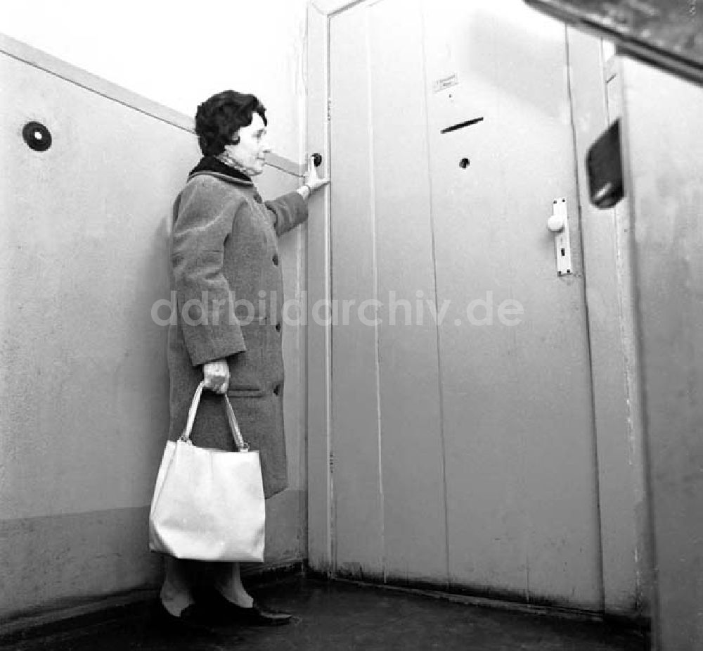 DDR-Bildarchiv: Berlin - Werbung von ehrenamtlichen Helfern aus der nichtberufstätigen Bevölkerung Foto: Schönfeld