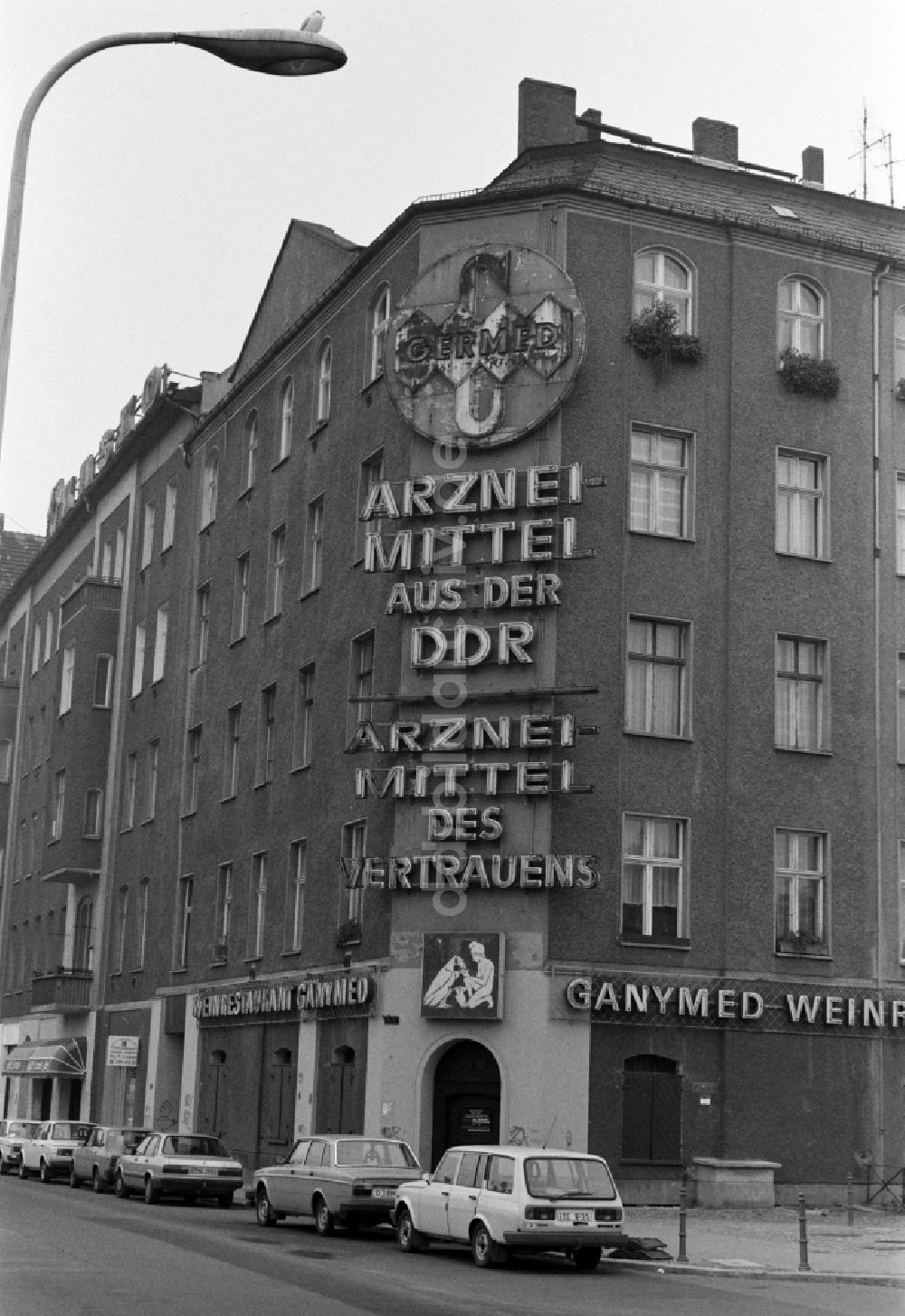 Berlin: Werbung für GERMED und Weinrestaurant Ganymed am Schiffbauerdamm in Berlin - Mitte, der ehemaligen Hauptstadt der DDR, Deutsche Demokratische Republik