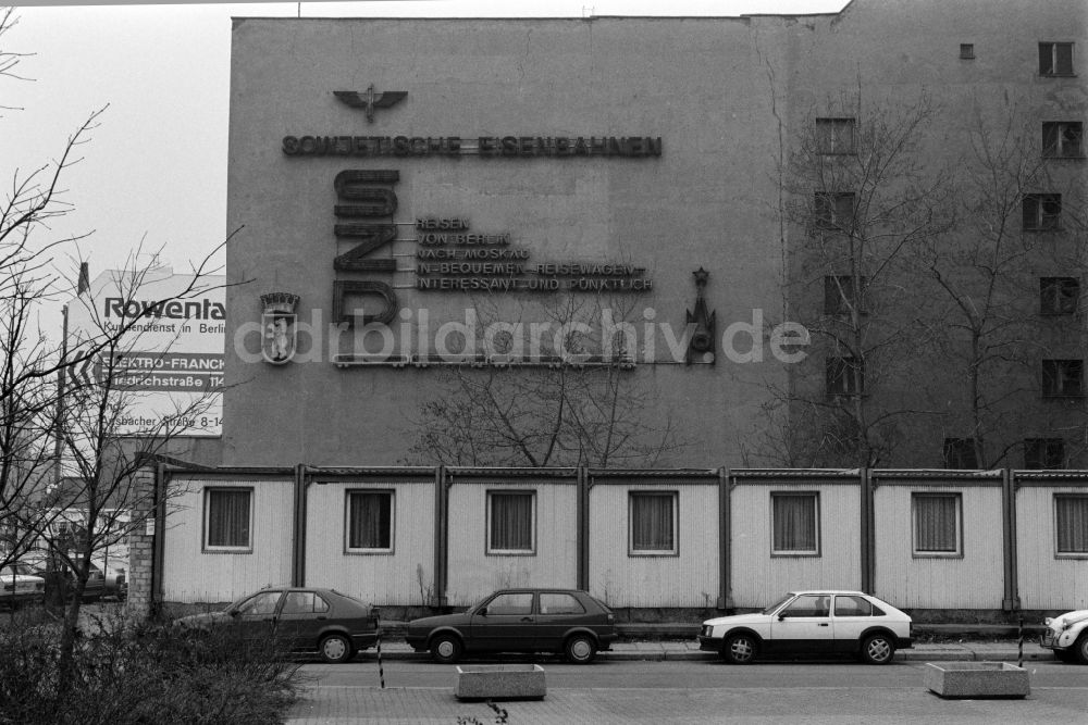 Berlin: Werbung für Sowjetische Eisenbahnen in Berlin - Mitte, der ehemaligen Hauptstadt der DDR, Deutsche Demokratische Republik