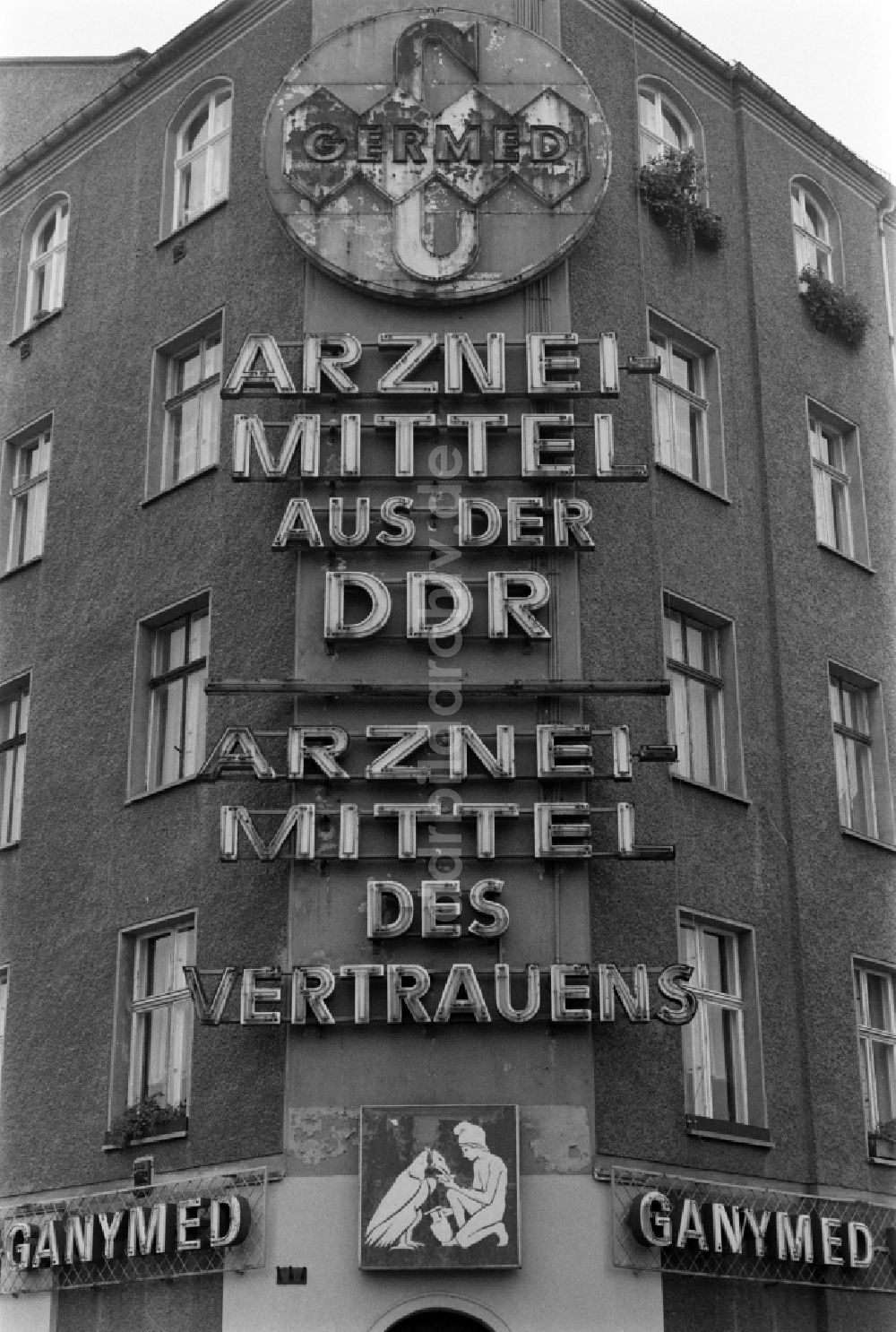 DDR-Bildarchiv: Berlin - Werbung für GERMED und Weinrestaurant Ganymed am Schiffbauerdamm in Berlin - Mitte, der ehemaligen Hauptstadt der DDR, Deutsche Demokratische Republik
