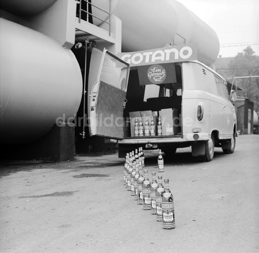 Gotha: Wermut- Flaschen- Werbung hinter einem Fahrzeug Barkas B1000 vor einer Hochtank- Anlage auf dem Werksgelände der Thüringer Weinkellereien GmbH in Gotha in Thüringen in der DDR