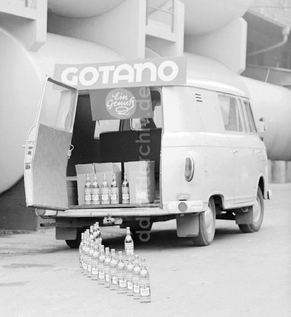 DDR-Bildarchiv: Gotha - Wermut- Flaschen- Werbung hinter einem Fahrzeug Barkas B1000 vor einer Hochtank- Anlage auf dem Werksgelände der Thüringer Weinkellereien GmbH in Gotha in Thüringen in der DDR