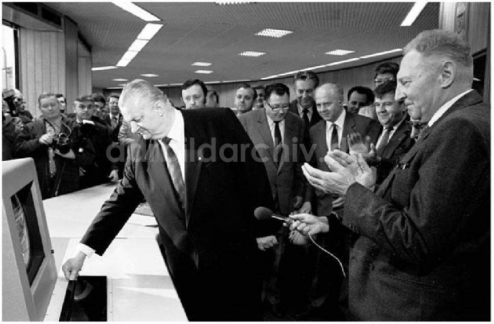 Berlin: 03.04.1986 Werner Krolikowski setzte eine neue Anlage für die vo