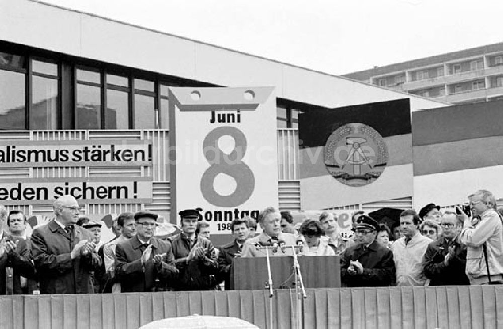 DDR-Fotoarchiv: Hoyerswerda - 06.06.1986 Werner Walde hält Rede vor der Bevölkerung in Hoyersw