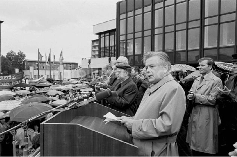 Hoyerswerda: 06.06.1986 Werner Walde hält Rede vor der Bevölkerung in Hoyersw