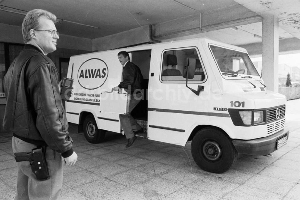 DDR-Fotoarchiv: Berlin - Wertsachentransport der ostberliner Sicherheitsfirma ALWAS 11.09.92 Foto: Lange Umschlag 1142