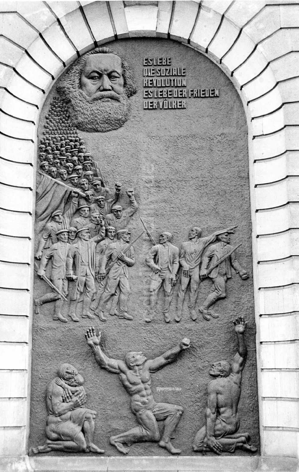 DDR-Fotoarchiv: Berlin - West-Fassade vom Neuen Marstall mit Gedenktafel von Novemberrevolution 16.02.1993
