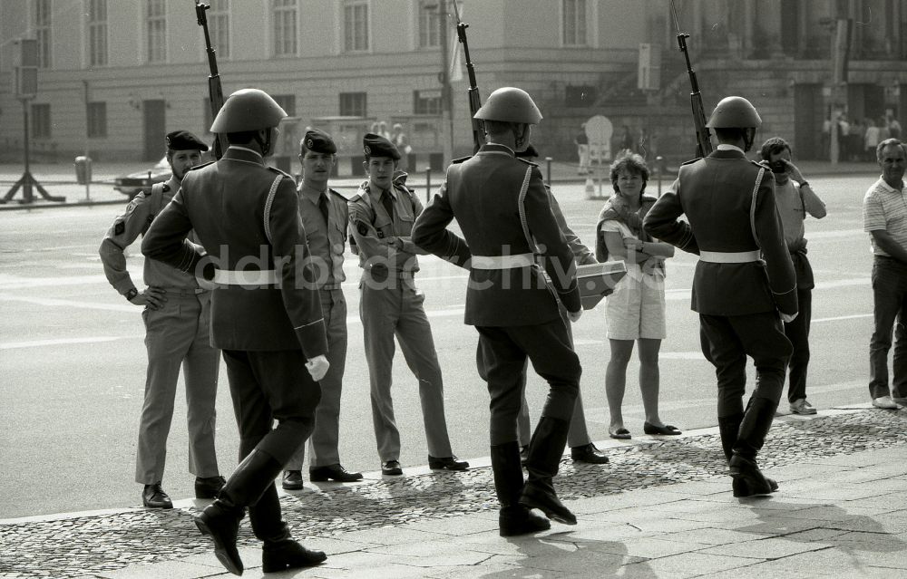 DDR-Fotoarchiv: Berlin - Westalliierte Soldaten beobachten vor der Schinklelschen Wache Unter den Linden in Berlin in der DDR