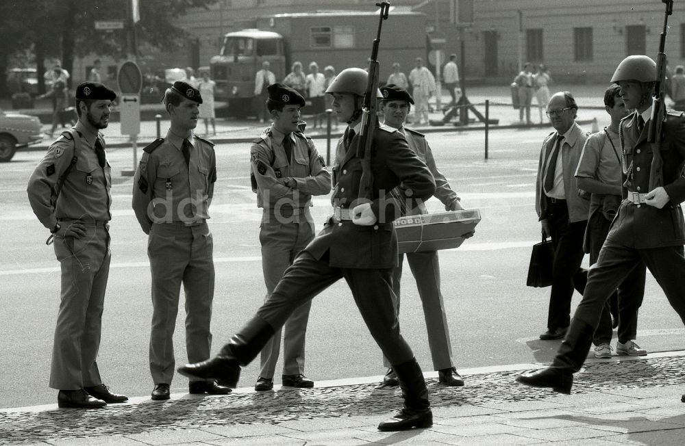 DDR-Bildarchiv: Berlin - Westalliierte Soldaten beobachten vor der Schinklelschen Wache Unter den Linden in Berlin in der DDR