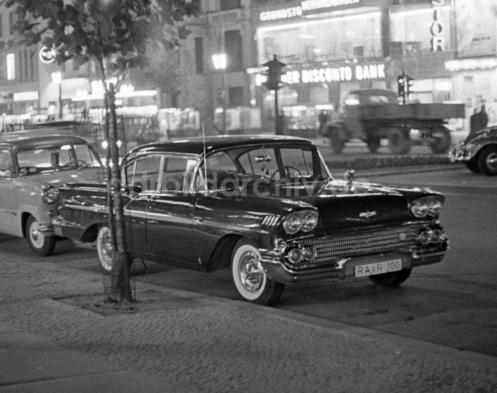 DDR-Fotoarchiv: Berlin - Westberlin - Auf dem Ku'damm - Chevrolet 1958