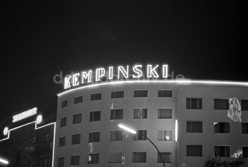Berlin: Westberlin, Leuchtreklame auf dem Ku'damm 1958 - Hotel Kempinski