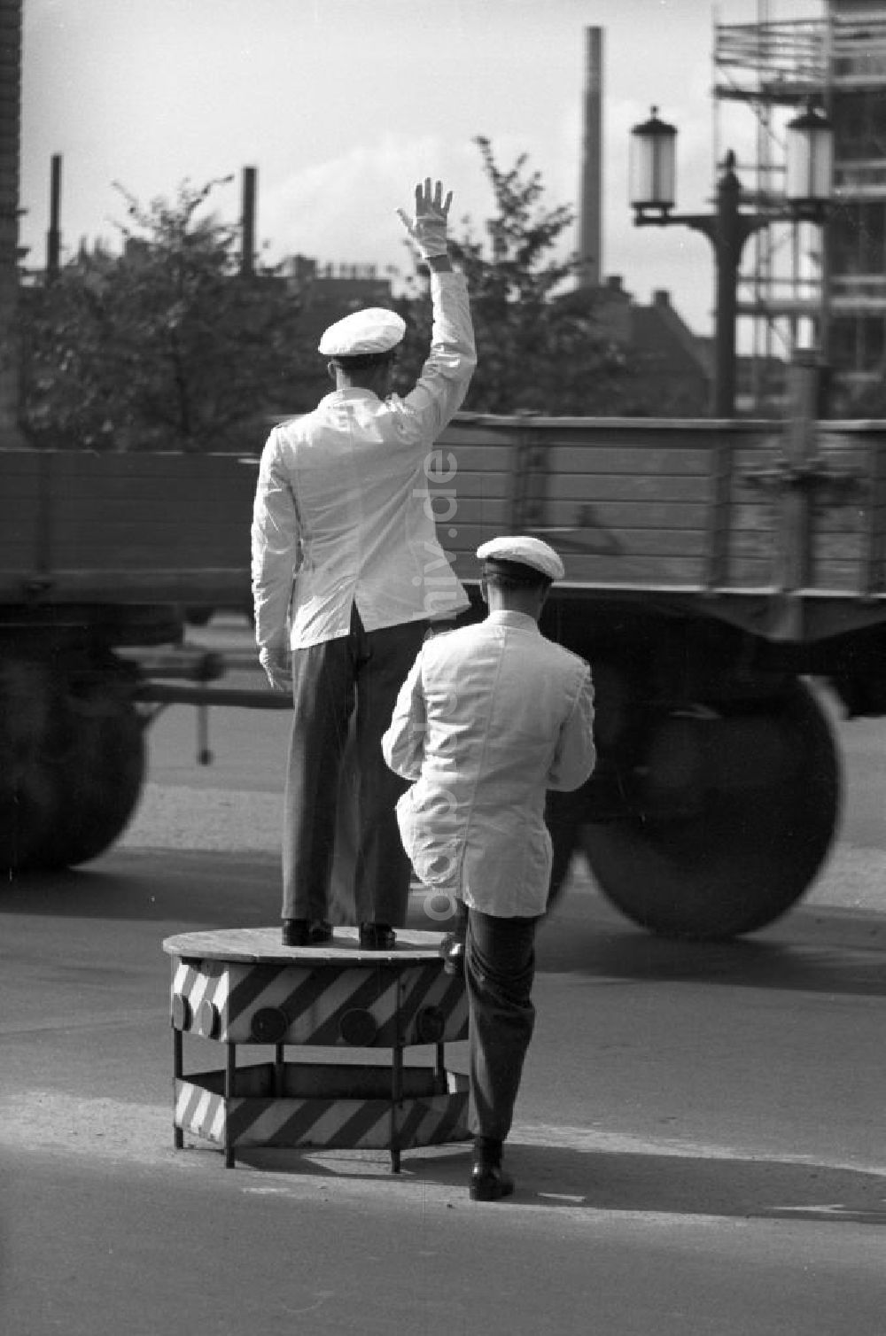 DDR-Fotoarchiv: Berlin - Westberlin - Verkehrspolizei 1957