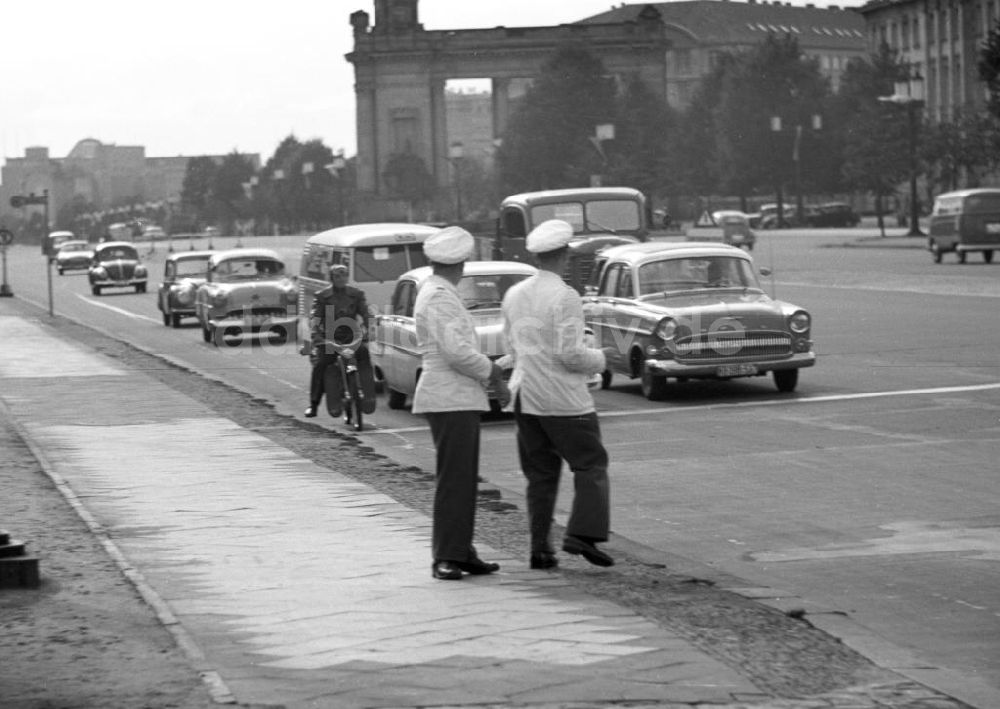 DDR-Bildarchiv: Berlin - Westberlin - Verkehrspolizei 1957