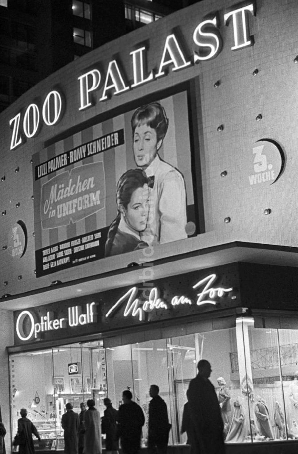 DDR-Fotoarchiv: Berlin - Westberlin - Zoo Palast spielt Mädchen in Uniform 1958