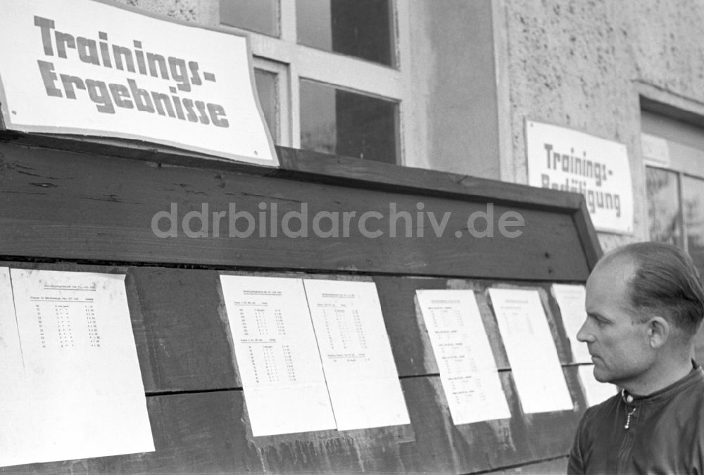 DDR-Fotoarchiv: Dresden - Wettbewerb Autobahnspinne - Internationale Auto- und Motorradrennen auf der Autobahn in Dresden in Sachsen auf dem Gebiet der ehemaligen DDR