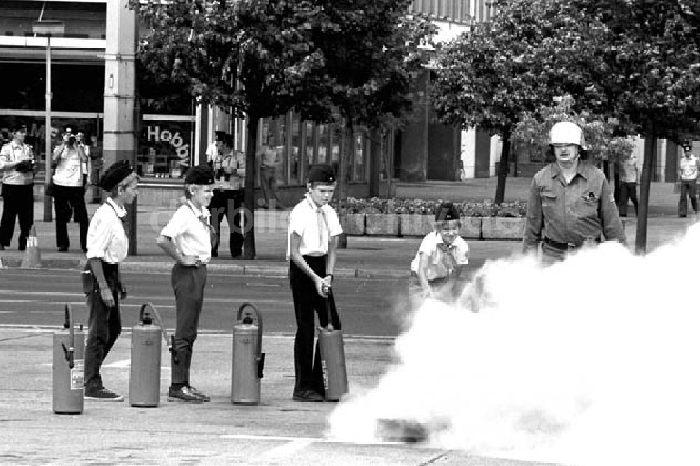 DDR-Bildarchiv: Berlin - Wettkämpfe im Feuerwehr-Kampfsport auf dem Alexanderplatz und Volksfest Umschlagnr.: 793 Foto: Bonitz