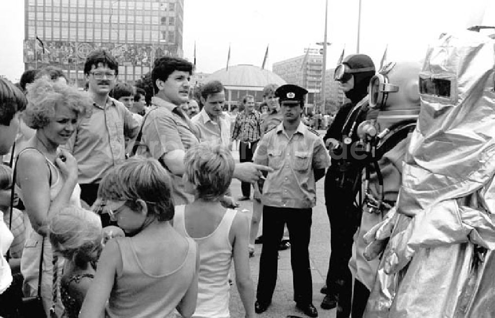 DDR-Bildarchiv: Berlin - Wettkämpfe im Feuerwehr-Kampfsport auf dem Alexanderplatz und Volksfest Umschlagnr.: 793 Foto: Bonitz