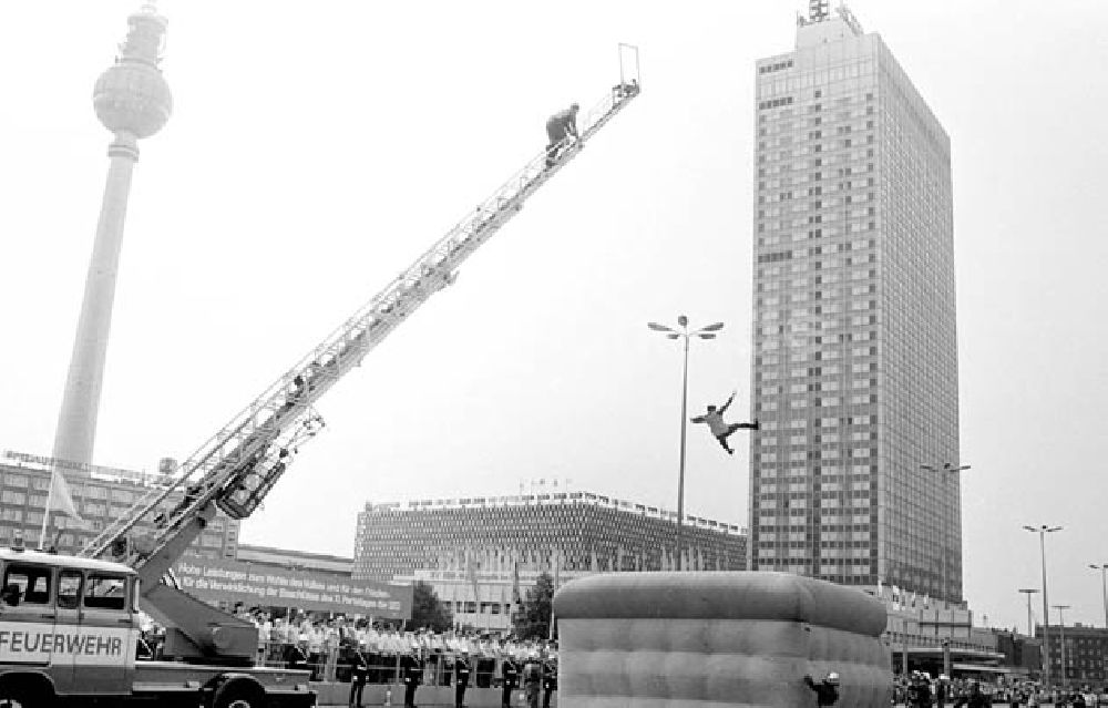 DDR-Fotoarchiv: Berlin - Wettkämpfe im Feuerwehr-Kampfsport auf dem Alexanderplatz und Volksfest Umschlagnr.: 793 Foto: Bonitz