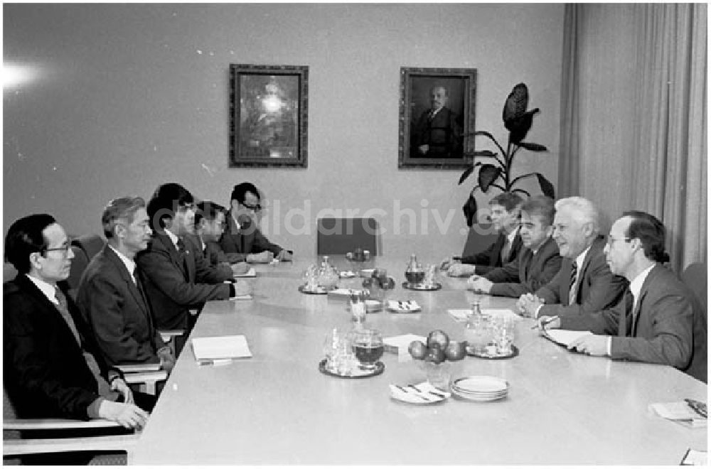 DDR-Fotoarchiv: Berlin - 22.12.1986 W.Felfe empfing im ZK Journalisten aus der VR China.