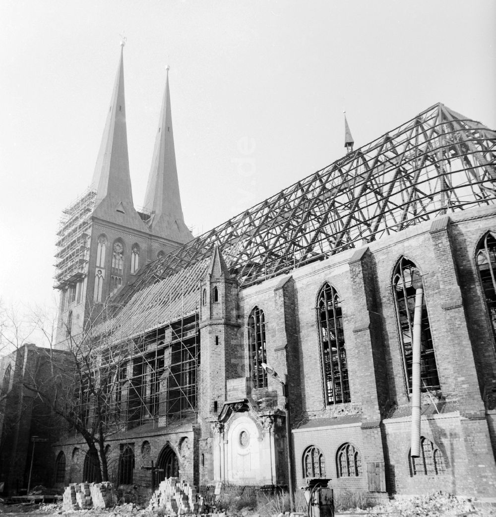 Berlin: Wiederaufbau der Nikolaikirche im Nikolaiviertel in Berlin, der ehemaligen Hauptstadt der DDR, Deutsche Demokratische Republik