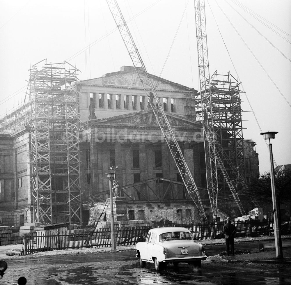 DDR-Fotoarchiv: Berlin - Wiederaufbau des Schauspielhauses in Berlin, der ehemaligen Hauptstadt der DDR, Deutsche Demokratische Republik