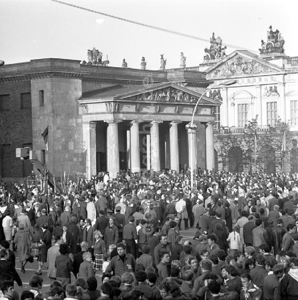DDR-Bildarchiv: Berlin - Wiedereröffnung des Mahnmals Unter den Linden