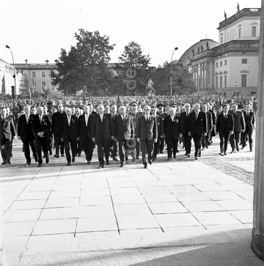DDR-Fotoarchiv: Berlin - Wiedereröffnung des Mahnmals Unter den Linden