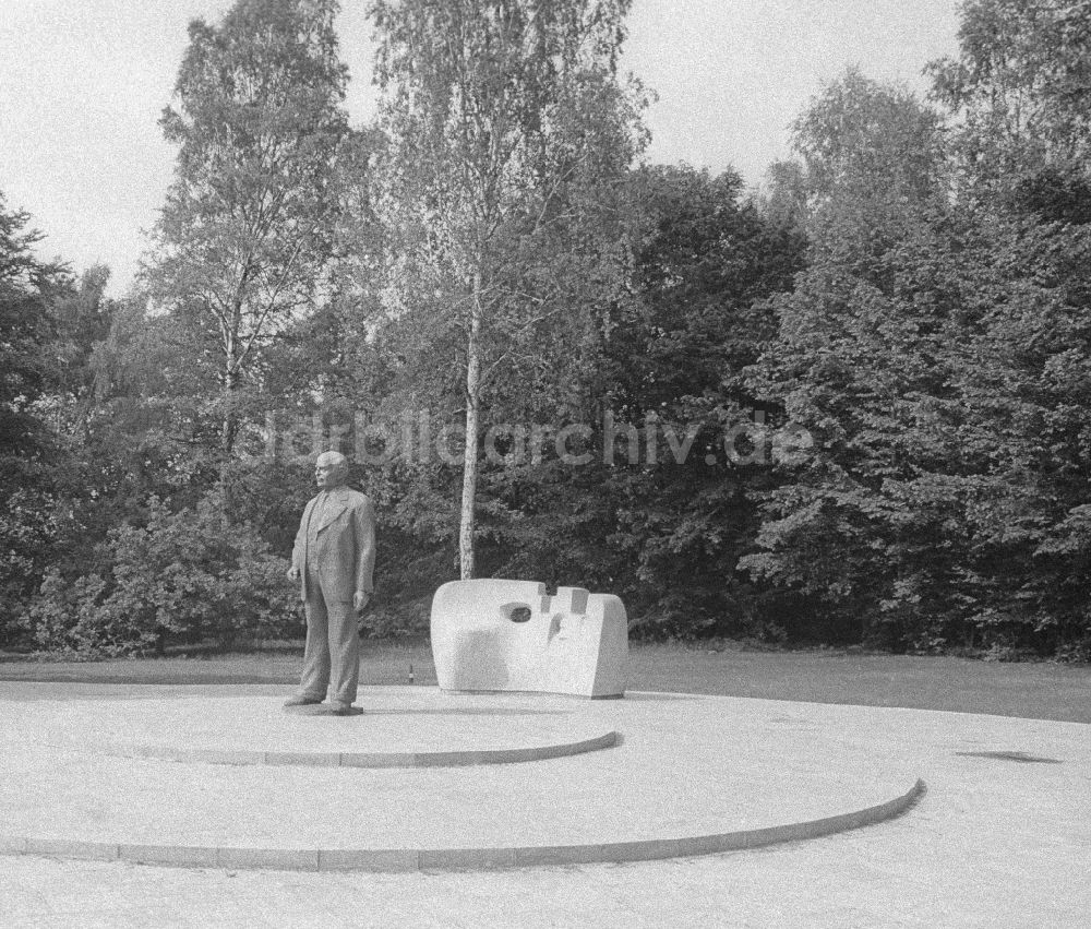 DDR-Bildarchiv: Joachimsthal - Willhelm-Pieck-Denkmal am Eingang der Pionierrepublik Wilhelm Pieck am Werbellinsee in Joachimsthal in Brandenburg in der DDR