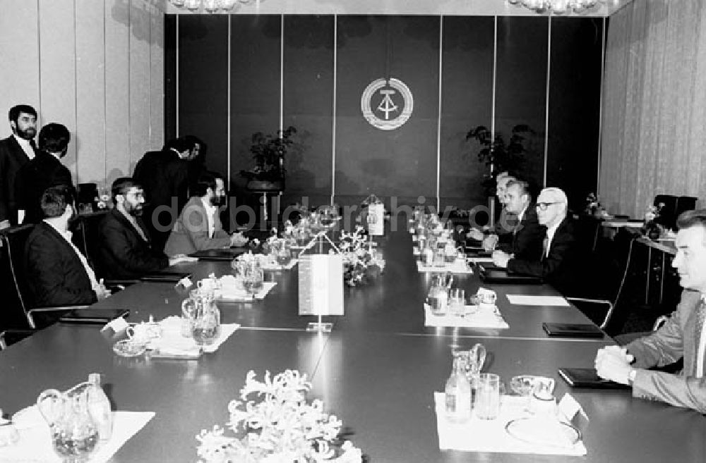 Berlin: 13.10.1986 Willi Stoph empfängt den iranischen Minister Mir Mous