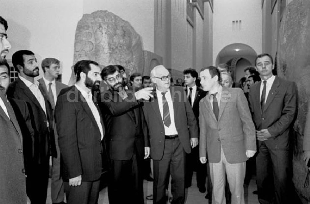 Berlin: 13.10.1986 Willi Stoph empfängt den iranischen Minister Mir Mous