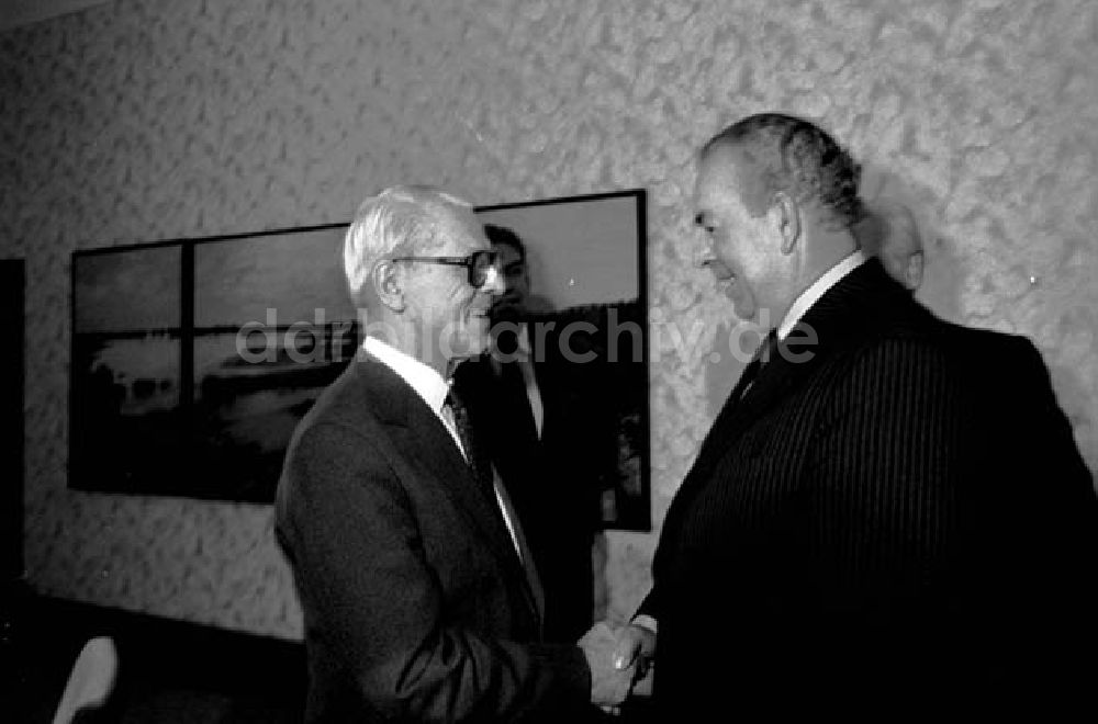 DDR-Fotoarchiv: Berlin - 15.12.1986 Willi Stoph empfing Gast Dr. Jaromir Obzma aus der CS